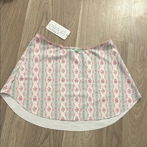 Brand New Eleve Skirt
Tulip Skirt Pretty Little Things size S